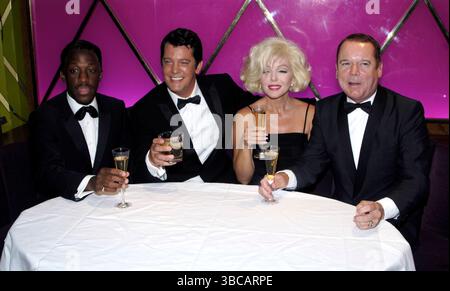 Louis Hoover, Sam Kane, Giles Terera, die Frank Sinatra spielen, Dean Martin und Sammy David Jr in The Rat Pack Live from Las Vegas posieren mit Sunny Thompson, der am 2. September 2009 die Rolle der Marilyn Monroe in Marilyn: Forever Blonde übernehmen wird Stockfoto
