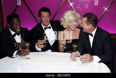 Louis Hoover, Sam Kane, Giles Terera, die Frank Sinatra spielen, Dean Martin und Sammy David Jr in The Rat Pack Live from Las Vegas posieren mit Sunny Thompson, der am 2. September 2009 die Rolle der Marilyn Monroe in Marilyn: Forever Blonde übernehmen wird Stockfoto