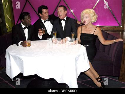Louis Hoover, Sam Kane, Giles Terera, die Frank Sinatra spielen, Dean Martin und Sammy David Jr in The Rat Pack Live from Las Vegas posieren mit Sunny Thompson, der am 2. September 2009 die Rolle der Marilyn Monroe in Marilyn: Forever Blonde übernehmen wird Stockfoto