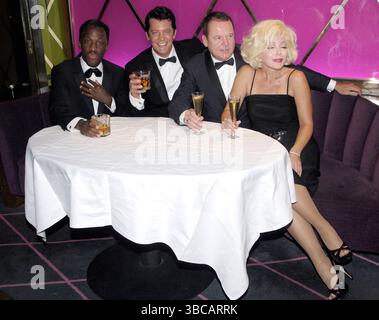 Louis Hoover, Sam Kane, Giles Terera, die Frank Sinatra spielen, Dean Martin und Sammy David Jr in The Rat Pack Live from Las Vegas posieren mit Sunny Thompson, der am 2. September 2009 die Rolle der Marilyn Monroe in Marilyn: Forever Blonde übernehmen wird Stockfoto