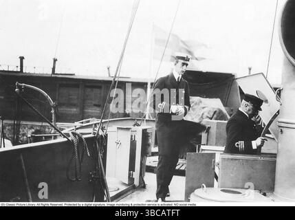 Prinz Wilhelm (1884–1965) war ein schwedischer Fürst und Herzog von Södermanland. Er war der Sohn von König Gustaf V. und Königin Victoria. 1908 heiratete er Großherzogin Maria Pawlowna, eine Cousine des Zaren Nikolaus II. Von Russland. Ihre Ehe war jedoch zutiefst unglücklich und endete 1914 mit der Scheidung. Zusammen hatten sie einen Sohn, Lennart, geboren 1909. Prinz Wilhelm diente von 1898 bis 1904 als Kadett, graduierte 1904 als Marineoffizier und wurde im selben Jahr zum Unterleutnant ernannt. 1906 wurde er zum Leutnant und 1913 zum Captain befördert. Ab 1914 diente er als Schiffskommandant des Torpedos b Stockfoto