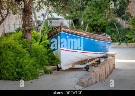 Traditionelles maltesisches handgefertigtes Fischerboot. Das Boot ist auf einem Anhänger. Stockfoto