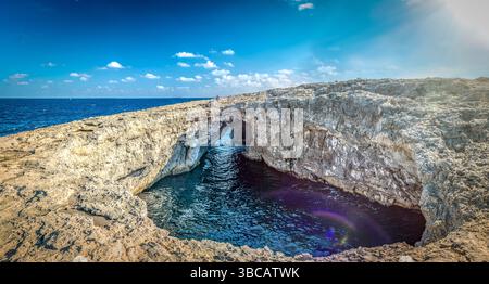Korallenlagune mit natürlicher Bogenbildung in Nordmaltas, Mellieha. Panorama. Stockfoto