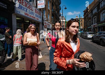 Brick Lane Beigel Bake Brick Lane East London England UK Mai 2025 Ein Beigel (Brick Lane Schreibweise) oder Bagel ist ein traditionelles jüdisches Brot, eine Variante eines Bagel, und ist besonders bekannt für seine Verbindung zum East End von London, insbesondere Brick Lane. Der Begriff „beigel“ leitet sich vom jiddischen Wort „Beygal“ ab. Beigels sind in der Regel kleiner und dichter als amerikanische Bagels und werden vor dem Backen oft in Wasser gekocht. Wiki unten: Ein Bagel (jiddisch בײגל, romanisiert: Beygl; Polnisch bajgiel [ˈbajɡʲɛl]; auch beigel) ist ein Brötchen aus den jüdischen Gemeinden Polens Stockfoto