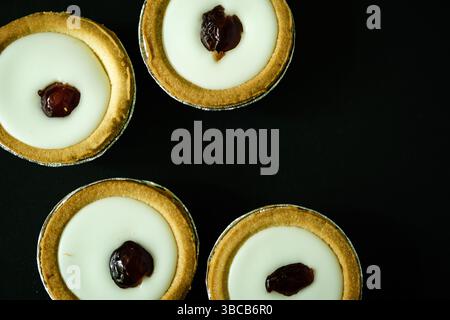London UK, 19. Mai 2025, authentische traditionelle Bakewell Tarts Fondant-Zuckerglasur und Mandel- und Respberry-Füllung Stockfoto