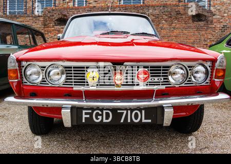 Nahaufnahme des Kühlergrills des roten 1972 rover P6 in Nordschilden Stockfoto