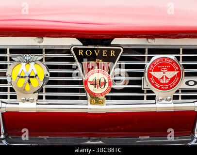 close up front view grille of vintage red 1972 rover P6  in north shields Stockfoto