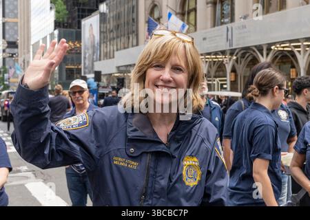 New York, Usa. Mai 2025. Melinda Katz nimmt am 18. Mai 2025 an einer israelischen Tagesparade zum Thema Hatikvah „The Hope“ auf der 5th Avenue in New York Teil (Foto: Lev Radin/Pacific Press) Credit: Pacific Press Media Production Corp./Alamy Live News Stockfoto