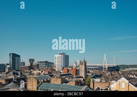 Cardiff, South Glamorgan, Wales, Europa - 9. Mai 2025: Stadtbild unter klarem blauem Himmel Stockfoto