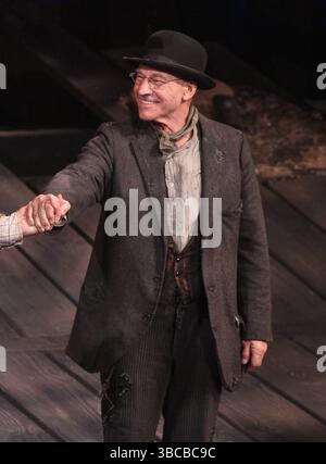 NEW YORK, NY: Patrick Stewart am 24. NOVEMBER 2013 im Cort Theatre in New York City. Quelle: Joseph Marzullo/MediaPunch Stockfoto
