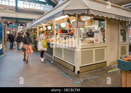 Cardiff, South Glamorgan, Wales, Europa - 9. Mai 2025: Walisischer Kuchenhändler im Indoor-Markt Stockfoto