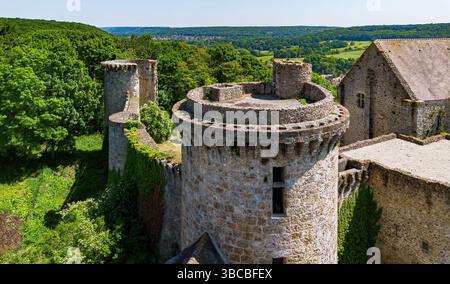 Aus der Vogelperspektive auf die Château de la Madeleine (Burg Madeleine) mit Blick auf das Dorf Chevreuse im französischen Departement Yvelines in der Hauptstadt Stockfoto