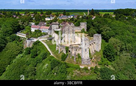 Aus der Vogelperspektive auf die Château de la Madeleine (Burg Madeleine) mit Blick auf das Dorf Chevreuse im französischen Departement Yvelines in der Hauptstadt Stockfoto