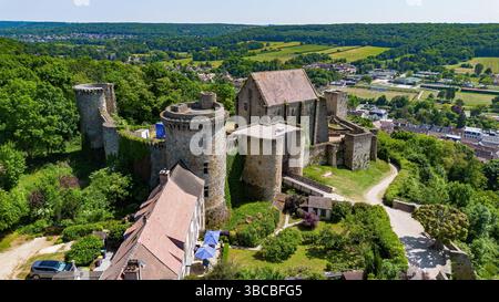 Aus der Vogelperspektive auf die Château de la Madeleine (Burg Madeleine) mit Blick auf das Dorf Chevreuse im französischen Departement Yvelines in der Hauptstadt Stockfoto
