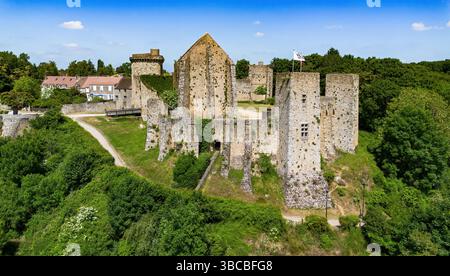 Aus der Vogelperspektive auf die Château de la Madeleine (Burg Madeleine) mit Blick auf das Dorf Chevreuse im französischen Departement Yvelines in der Hauptstadt Stockfoto
