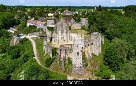 Aus der Vogelperspektive auf die Château de la Madeleine (Burg Madeleine) mit Blick auf das Dorf Chevreuse im französischen Departement Yvelines in der Hauptstadt Stockfoto