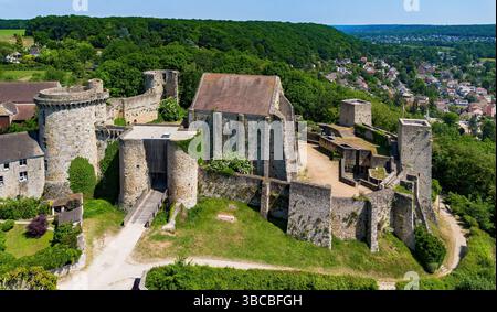 Aus der Vogelperspektive auf die Château de la Madeleine (Burg Madeleine) mit Blick auf das Dorf Chevreuse im französischen Departement Yvelines in der Hauptstadt Stockfoto