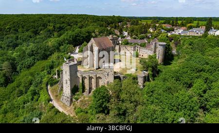 Aus der Vogelperspektive auf die Château de la Madeleine (Burg Madeleine) mit Blick auf das Dorf Chevreuse im französischen Departement Yvelines in der Hauptstadt Stockfoto
