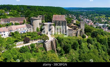 Aus der Vogelperspektive auf die Château de la Madeleine (Burg Madeleine) mit Blick auf das Dorf Chevreuse im französischen Departement Yvelines in der Hauptstadt Stockfoto