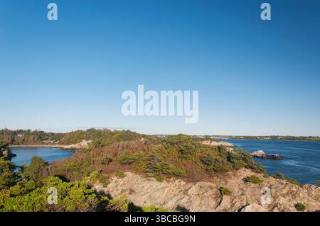 Die felsige Landschaft im Fort Wetherill State Park in Jamestown Rhode Island an sonnigen Tagen. Stockfoto