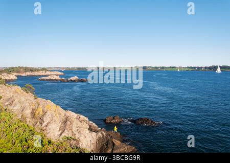 Die felsige Landschaft im Fort Wetherill State Park in Jamestown Rhode Island an sonnigen Tagen. Stockfoto
