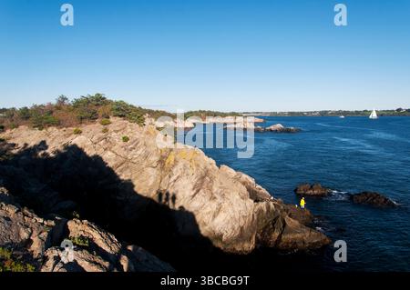Die felsige Landschaft im Fort Wetherill State Park in Jamestown Rhode Island an sonnigen Tagen. Stockfoto