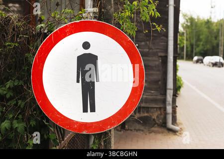 Kein Fußgängerschild. Runde Warntafel mit rotem Rand. Straßenbeschränkungen für Personen. Symbol für verbotene Person. Sicherheitsvorschrift. Stockfoto