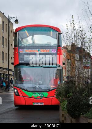 Hop-on-Hop-off-Doppeldeckerbus mit offenem Oberdeck, Oxford, England. Stockfoto
