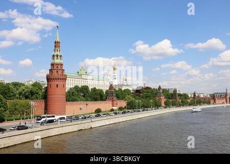 Blick auf den Kreml-Damm und den Moskauer Fluss auf blauem Himmel Hintergrund. Malerisches Stadtpanorama im Frühling, russischer Tourist Stockfoto