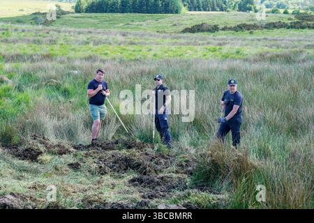 Notfallpersonal in der Nähe der Farm von Michael „Mike“ Gaine in der Nähe von Kenmare in Co Kerry, während die Suche nach dem 56-jährigen Schafzüchter fortgesetzt wird. Am Samstag wurden Teilreste auf Mr. Gaines Farm in Carrig East gefunden und ein Tatort wurde deklariert, als Gardai nach weiteren Überresten suchte. Am Sonntag wurde ein Mann im Alter von 50 Jahren wegen des Mordes an Mr. Gaine verhaftet. Bilddatum: Montag, 19. Mai 2025. Stockfoto