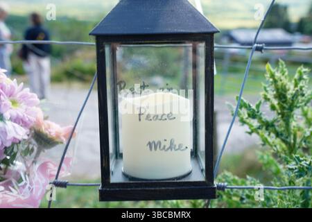 Eine Hommage an die Farm von Michael „Mike“ Gaine in der Nähe von Kenmare in Co Kerry, während die Suche nach dem 56-jährigen Schafzüchter fortgesetzt wird. Am Samstag wurden Teilreste auf Mr. Gaines Farm in Carrig East gefunden und ein Tatort wurde deklariert, als Gardai nach weiteren Überresten suchte. Am Sonntag wurde ein Mann im Alter von 50 Jahren wegen des Mordes an Mr. Gaine verhaftet. Bilddatum: Montag, 19. Mai 2025. Stockfoto