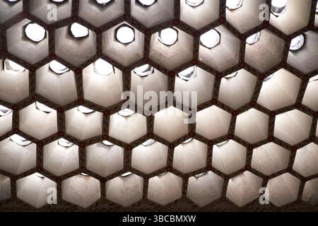Nahaufnahme der geschnitzten „Weinsäule“ (Hen's Eye Column) in der Zisterne der Basilika, Istanbul. Nasses altes Steindetail Stockfoto
