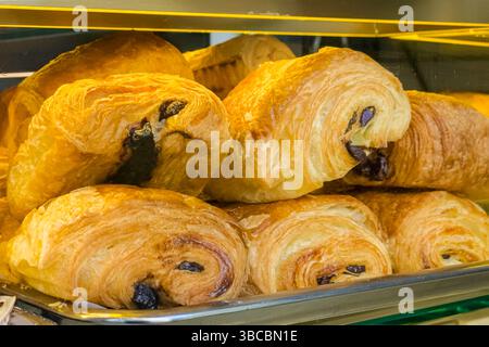 Frisch gebackenes Pain au Chocolat mit unwiderstehlicher Schokoladenfüllung in einer Pariser Boulangerie Stockfoto