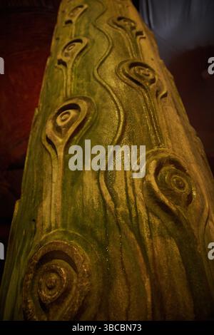 Nahaufnahme der geschnitzten „Weinsäule“ (Hen's Eye Column) in der Zisterne der Basilika, Istanbul. Nasses altes Steindetail Stockfoto