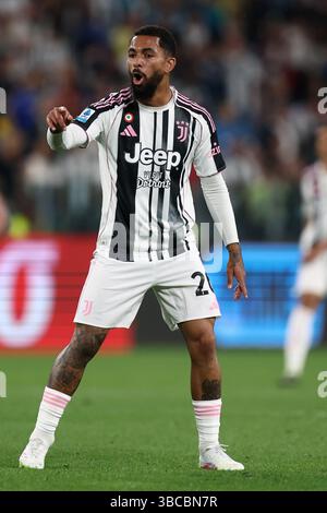 Turin, Italien. Mai 2025. Douglas Luiz von Juventus FC Gesten während des Spiels der Serie A zwischen Juventus FC und Udinese Calcio im Allianz Stadium am 18. Mai 2025 in Turin. Quelle: Marco Canoniero/Alamy Live News Stockfoto