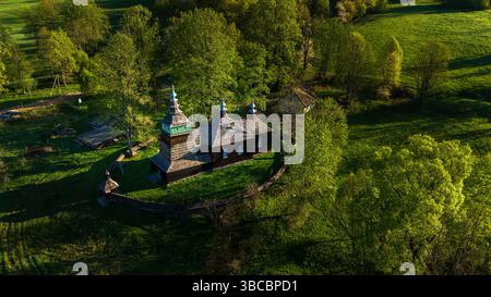 Drohnenansicht von St. Cosmas und Damian Orthodoxe Kirche, Bartne, Polen. Stockfoto