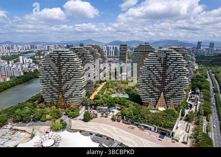 Sanya, Hainan Island, die architektonische Landschaft von Sanya, Ein Blick von der Höhe der schönen hohen Häuser im Zentrum von Sanya mit China. Stockfoto