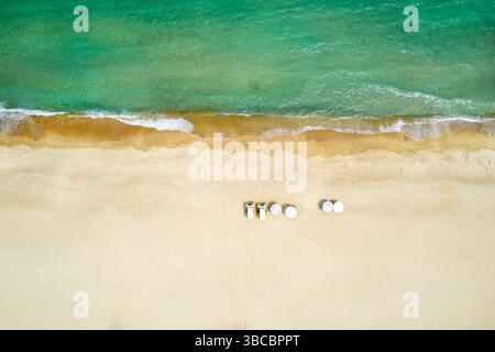 Sommerlandschaft wunderschöne Wellen, blaues Meerwasser an sonnigen Tagen. Draufsicht von der Drohne. Meerblick aus der Luft, fantastischer tropischer Natur Hintergrund. Wunderschöne Brig Stockfoto