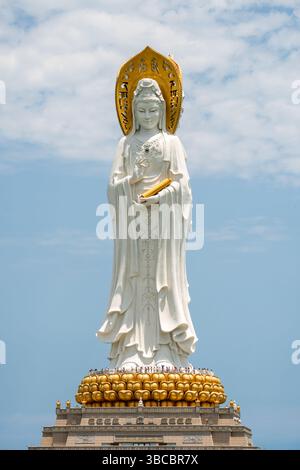 Wunderschöne Vorderansicht der 108 m hohen Guanyin-Statue des Nanshan-Buddhismus in der Südsee. Tempel des Kulturparks bei Sonnenaufgang in Sanya auf der Insel Hainan China Stockfoto