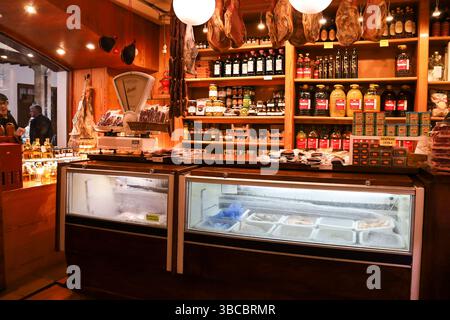 Morella, Castellon, Spanien – 18. April 2025: Vintage-Feinkostgeschäft und Lebensmittelgeschäft in der Altstadt von Morella, der ummauerten Stadt auf einem Hügel Stockfoto