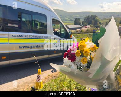 Eine Hommage an die Farm von Michael „Mike“ Gaine in der Nähe von Kenmare in Co Kerry, während die Suche nach dem 56-jährigen Schafzüchter fortgesetzt wird. Am Samstag wurden Teilreste auf Mr. Gaines Farm in Carrig East gefunden und ein Tatort wurde deklariert, als Gardai nach weiteren Überresten suchte. Am Sonntag wurde ein Mann im Alter von 50 Jahren wegen des Mordes an Mr. Gaine verhaftet. Bilddatum: Montag, 19. Mai 2025. Stockfoto
