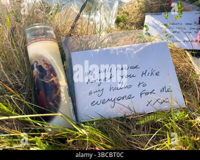 Eine Hommage an die Farm von Michael „Mike“ Gaine in der Nähe von Kenmare in Co Kerry, während die Suche nach dem 56-jährigen Schafzüchter fortgesetzt wird. Am Samstag wurden Teilreste auf Mr. Gaines Farm in Carrig East gefunden und ein Tatort wurde deklariert, als Gardai nach weiteren Überresten suchte. Am Sonntag wurde ein Mann im Alter von 50 Jahren wegen des Mordes an Mr. Gaine verhaftet. Bilddatum: Montag, 19. Mai 2025. Stockfoto