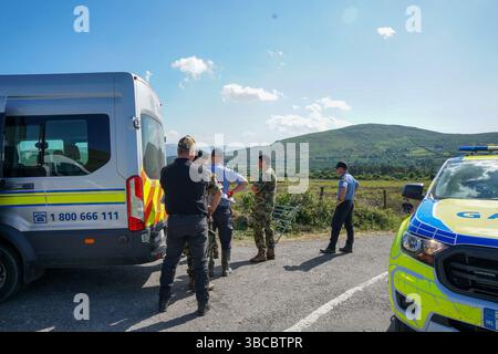 Notfallpersonal in der Nähe der Farm von Michael „Mike“ Gaine in der Nähe von Kenmare in Co Kerry, während die Suche nach dem 56-jährigen Schafzüchter fortgesetzt wird. Am Samstag wurden Teilreste auf Mr. Gaines Farm in Carrig East gefunden und ein Tatort wurde deklariert, als Gardai nach weiteren Überresten suchte. Am Sonntag wurde ein Mann im Alter von 50 Jahren wegen des Mordes an Mr. Gaine verhaftet. Bilddatum: Montag, 19. Mai 2025. Stockfoto