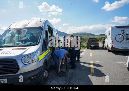 Notfallpersonal in der Nähe der Farm von Michael „Mike“ Gaine in der Nähe von Kenmare in Co Kerry, während die Suche nach dem 56-jährigen Schafzüchter fortgesetzt wird. Am Samstag wurden Teilreste auf Mr. Gaines Farm in Carrig East gefunden und ein Tatort wurde deklariert, als Gardai nach weiteren Überresten suchte. Am Sonntag wurde ein Mann im Alter von 50 Jahren wegen des Mordes an Mr. Gaine verhaftet. Bilddatum: Montag, 19. Mai 2025. Stockfoto