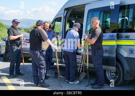Notfallpersonal in der Nähe der Farm von Michael „Mike“ Gaine in der Nähe von Kenmare in Co Kerry, während die Suche nach dem 56-jährigen Schafzüchter fortgesetzt wird. Am Samstag wurden Teilreste auf Mr. Gaines Farm in Carrig East gefunden und ein Tatort wurde deklariert, als Gardai nach weiteren Überresten suchte. Am Sonntag wurde ein Mann im Alter von 50 Jahren wegen des Mordes an Mr. Gaine verhaftet. Bilddatum: Montag, 19. Mai 2025. Stockfoto