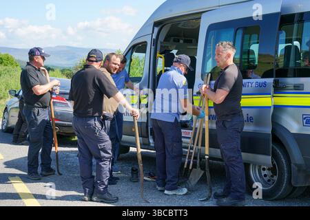 Notfallpersonal in der Nähe der Farm von Michael „Mike“ Gaine in der Nähe von Kenmare in Co Kerry, während die Suche nach dem 56-jährigen Schafzüchter fortgesetzt wird. Am Samstag wurden Teilreste auf Mr. Gaines Farm in Carrig East gefunden und ein Tatort wurde deklariert, als Gardai nach weiteren Überresten suchte. Am Sonntag wurde ein Mann im Alter von 50 Jahren wegen des Mordes an Mr. Gaine verhaftet. Bilddatum: Montag, 19. Mai 2025. Stockfoto