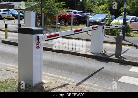 Parkbarrieren und Beschilderung an den Eingängen zum Medway Maritime Hospital NHS Trust in Chatham, Kent, England Stockfoto