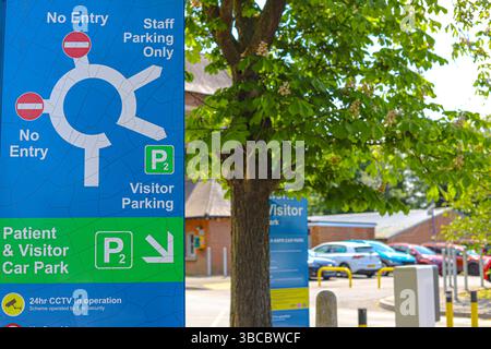 Parkbarrieren und Beschilderung an den Eingängen zum Medway Maritime Hospital NHS Trust in Chatham, Kent, England Stockfoto