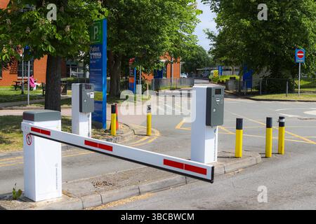 Parkbarrieren und Beschilderung an den Eingängen zum Medway Maritime Hospital NHS Trust in Chatham, Kent, England Stockfoto