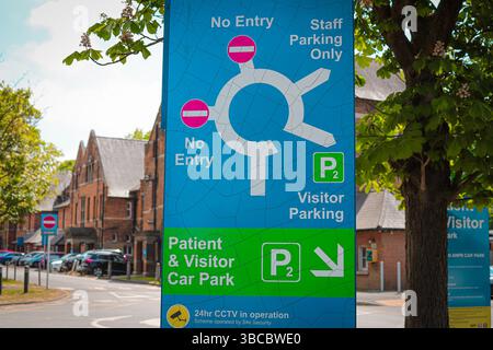 Parkbarrieren und Beschilderung an den Eingängen zum Medway Maritime Hospital NHS Trust in Chatham, Kent, England Stockfoto